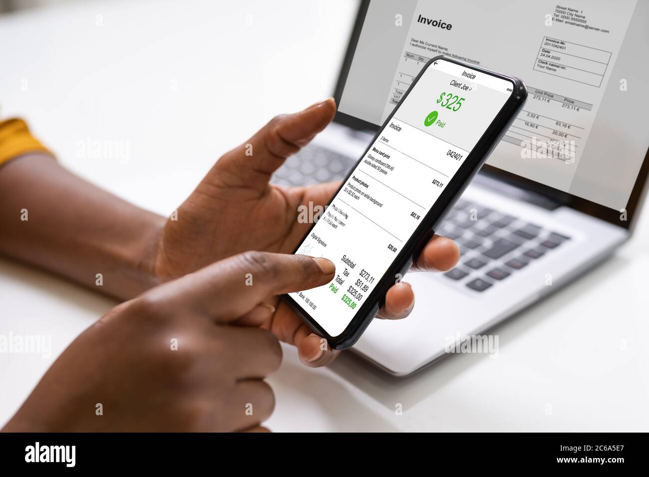 Nota digital ditampilkan di layar HP
